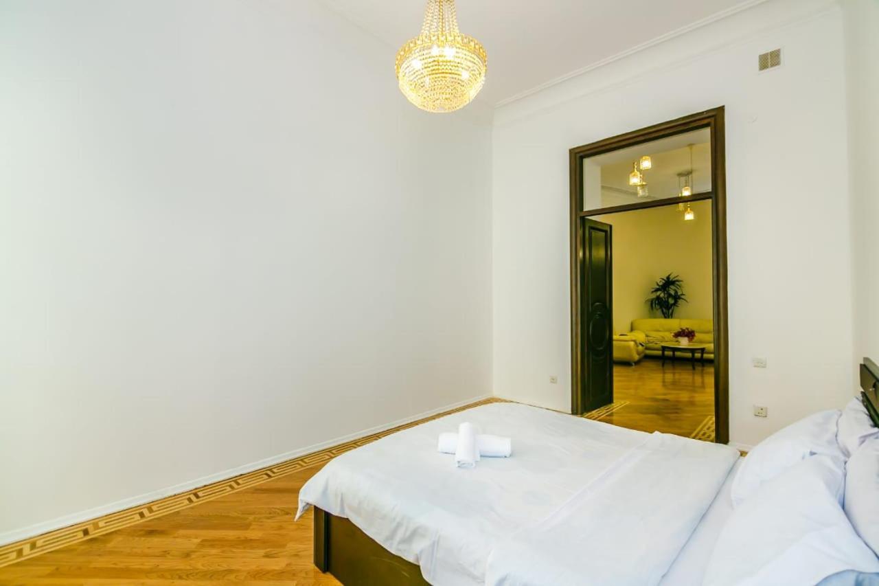 Apartment White In The Nizami Street *